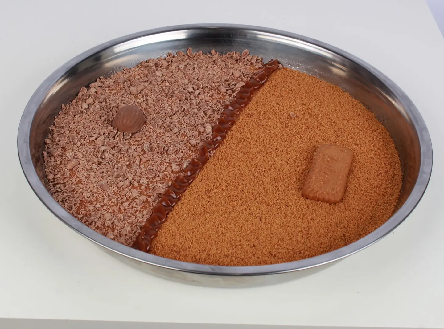 Round Metal Basbousa Tray Chocolate Lotus