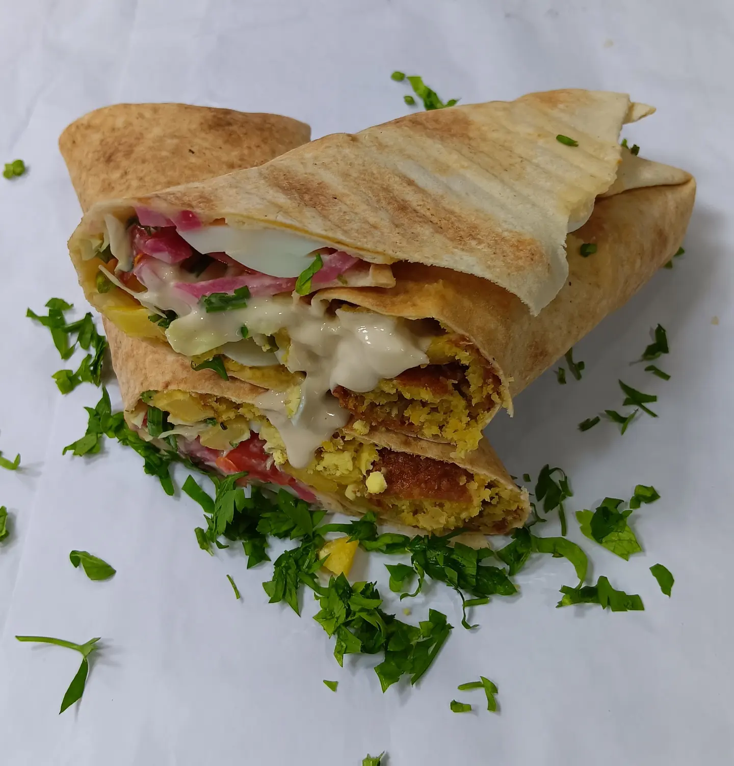 سندوتش فلافل حمص مع بيض