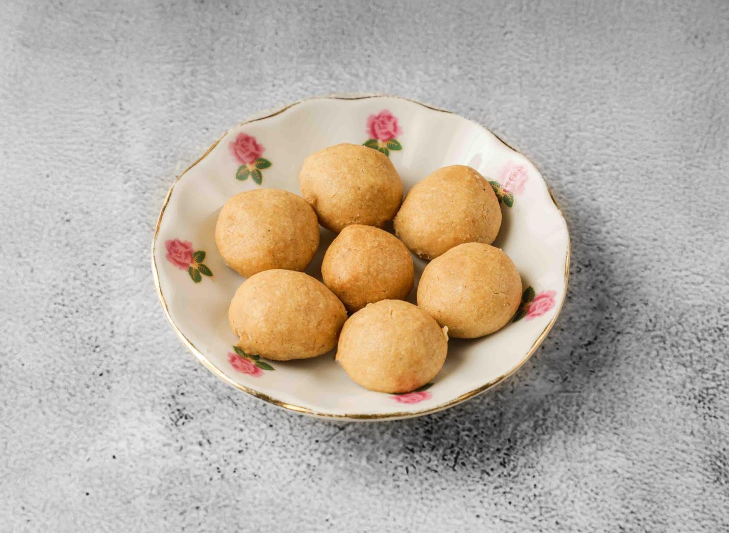 غریبة