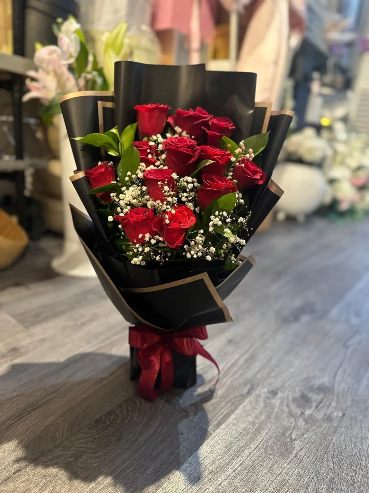 12 Red Roses Flowers With Leaf And Jipso