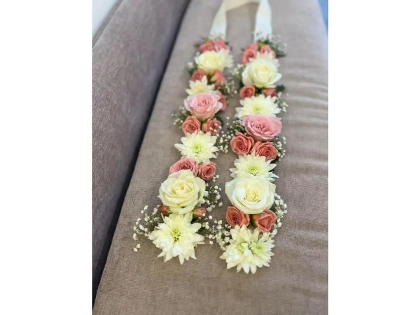 قلادة بيضاء ووردية