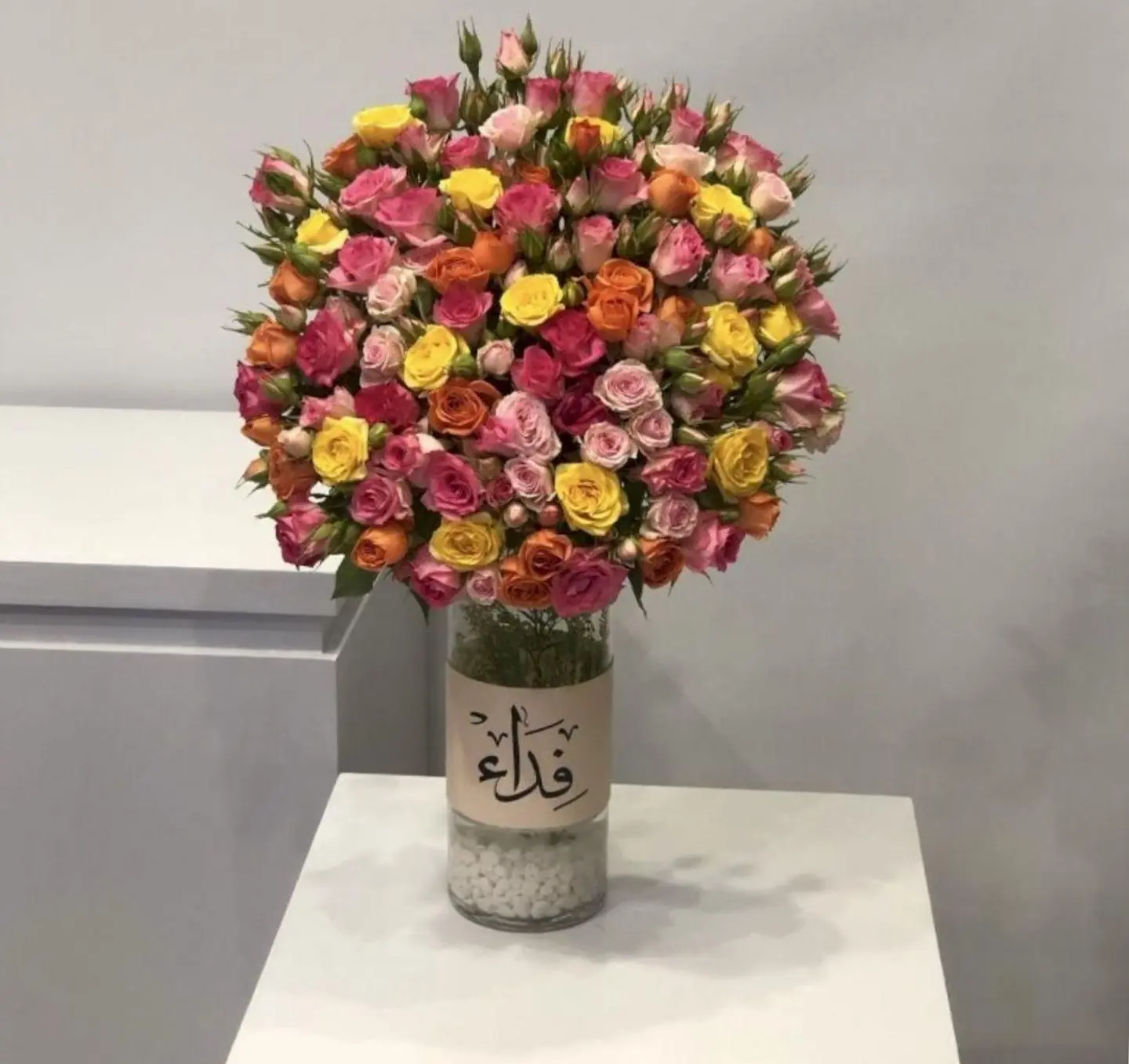 ⁠فازة ورد طبيعي مع اضافة اسم 57