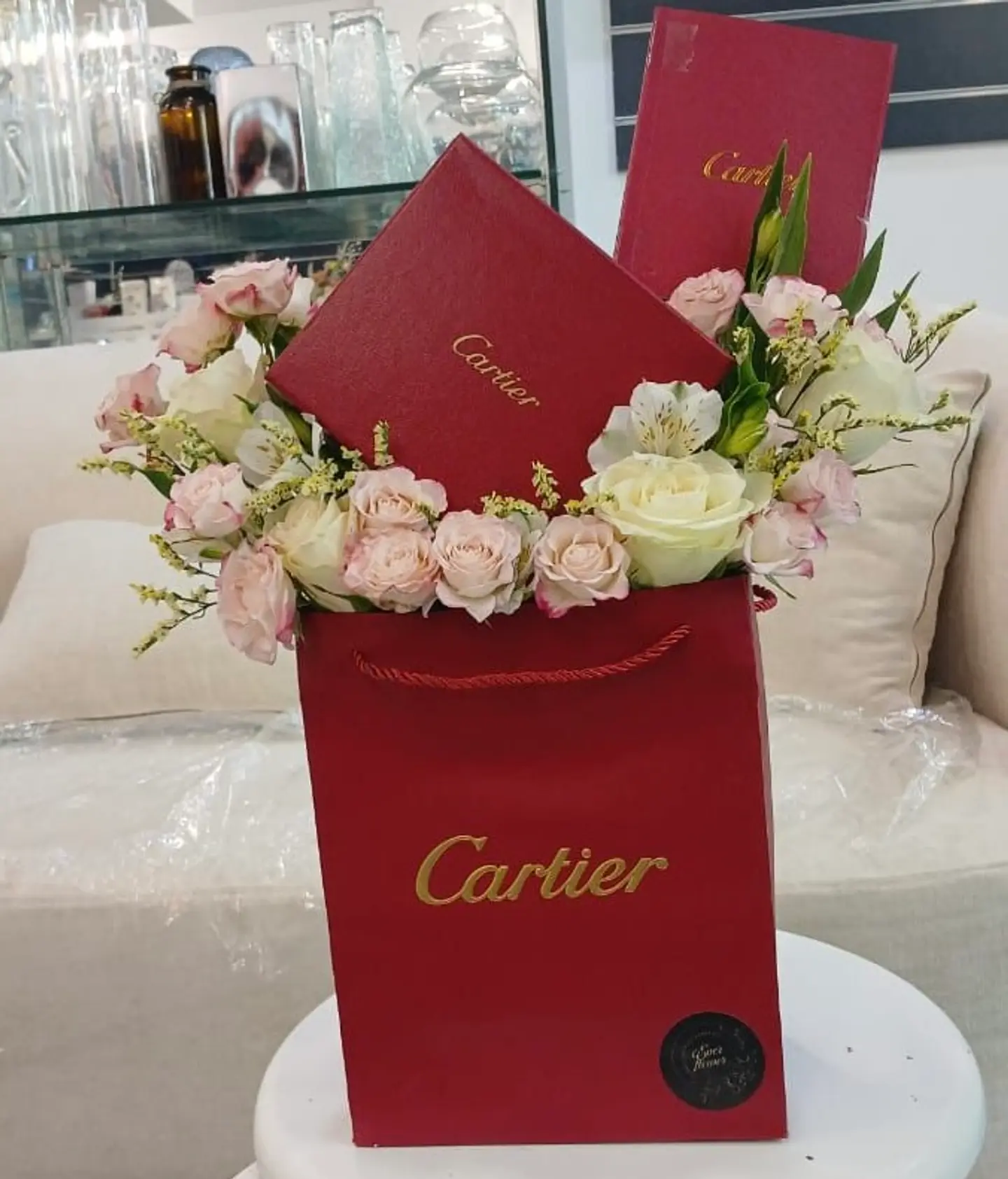هدية كارتييه الفاخرة بالورد المخملي الناعم