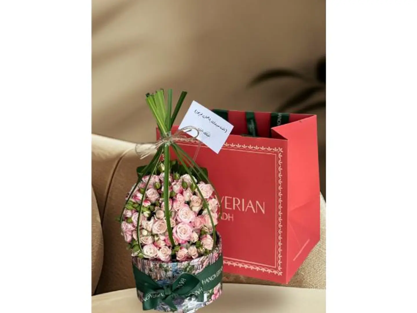 حلا هنوفريان مع ورد ناعم ومميز