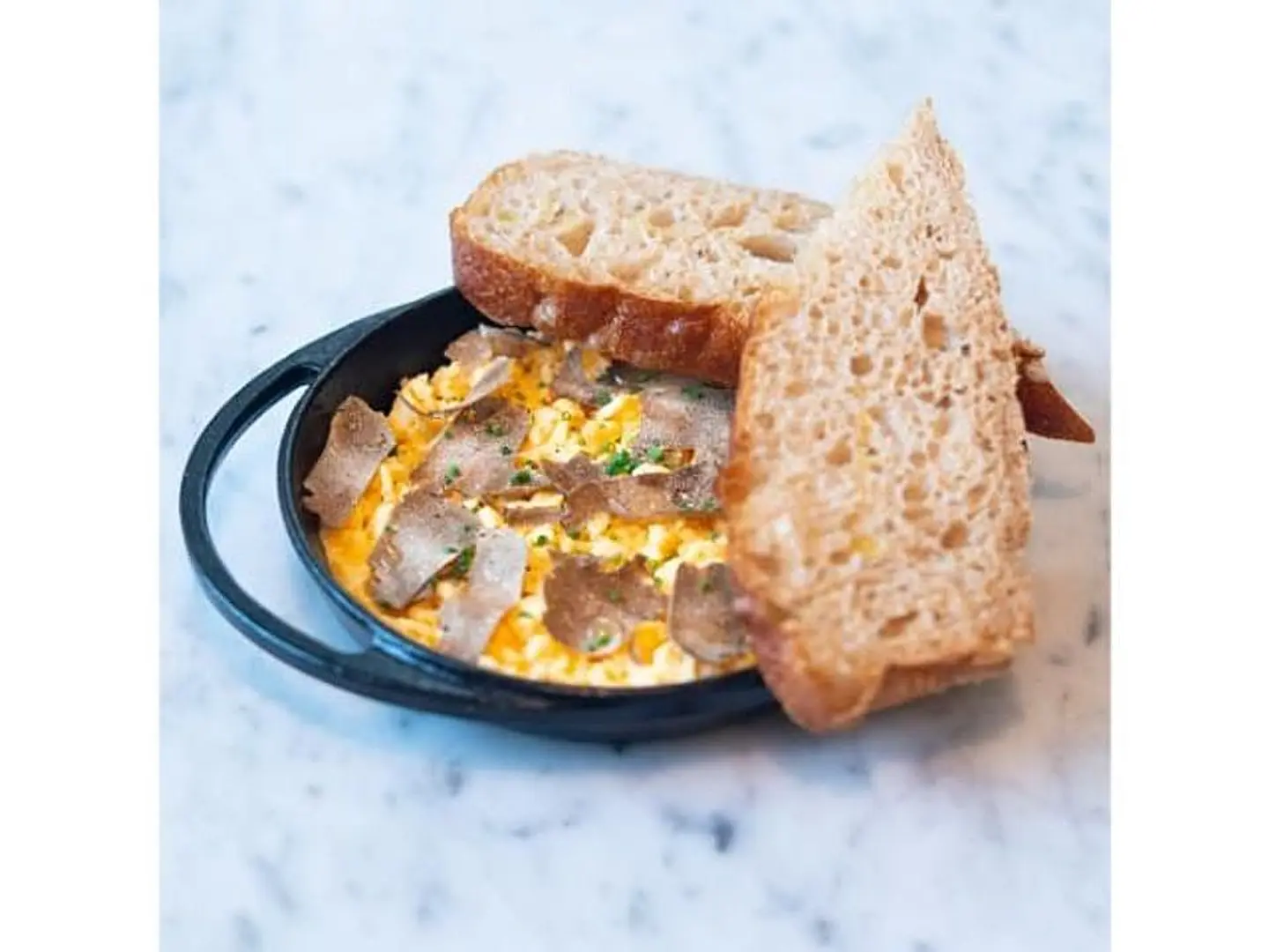 بيض مخفوق مع الكمأه