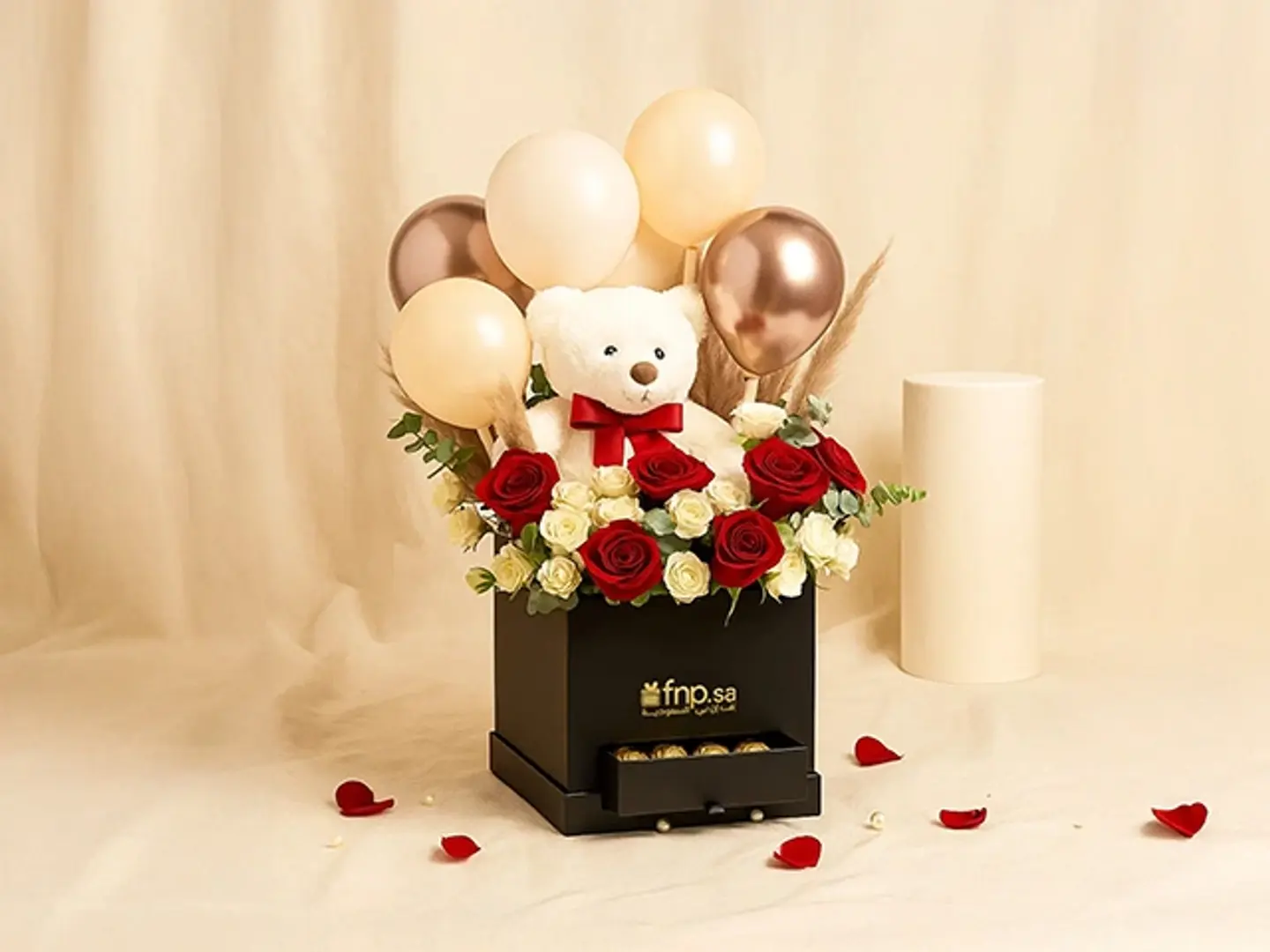بوكس السعادة باقة ورد مع تيدي وبالونات وشوكولاته