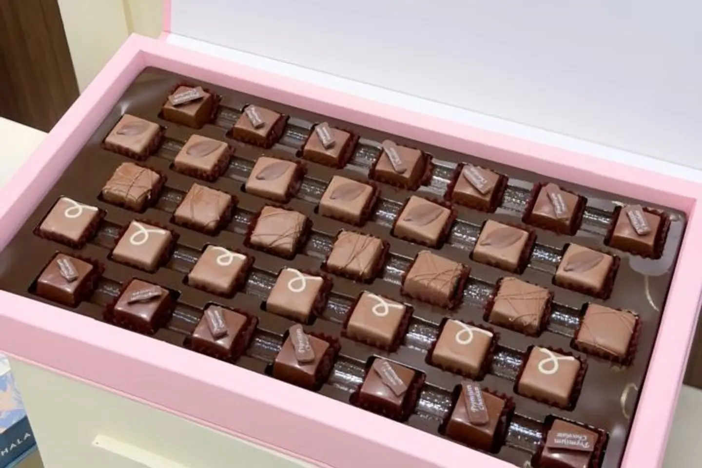 تشوكلت بلجيكي فاخر وردي