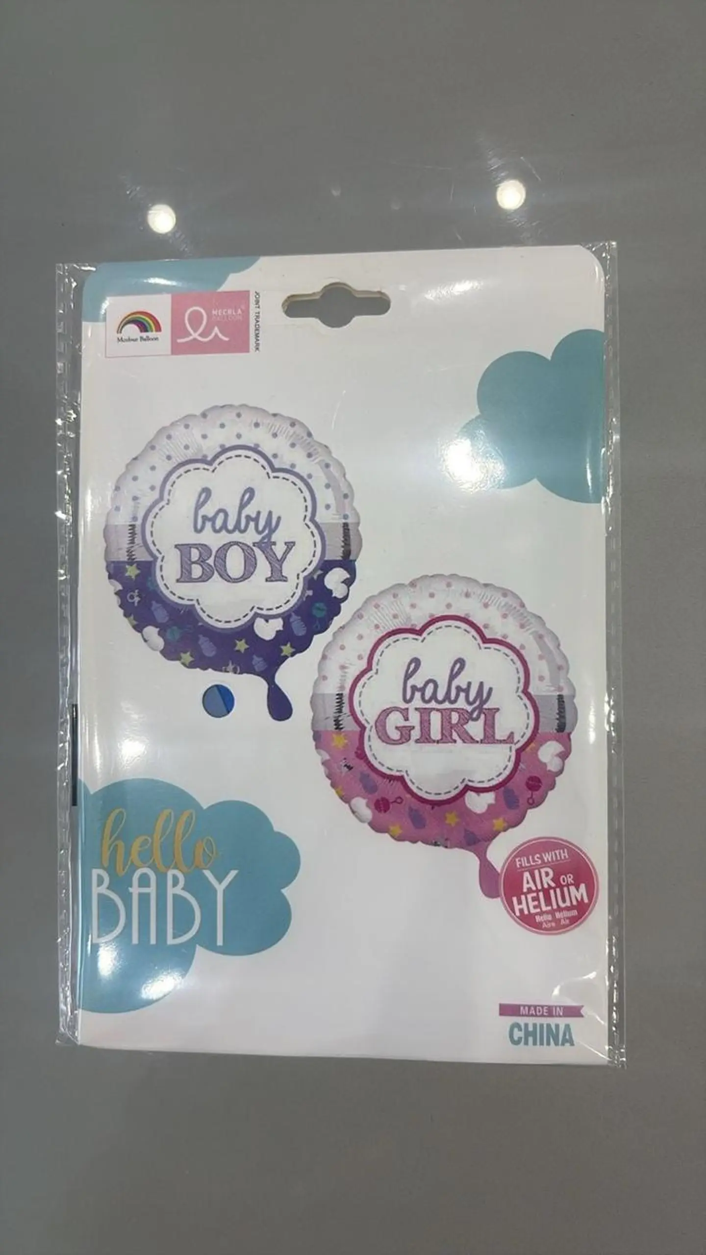 طفل رضيع مع الهيليوم