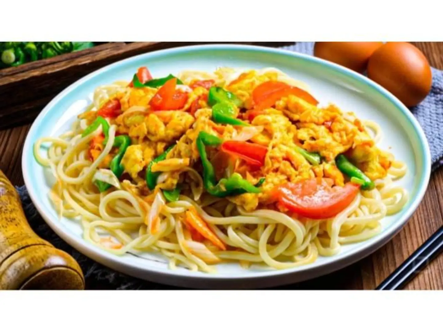 معكرونة بالطماطم والبيض المخفوق