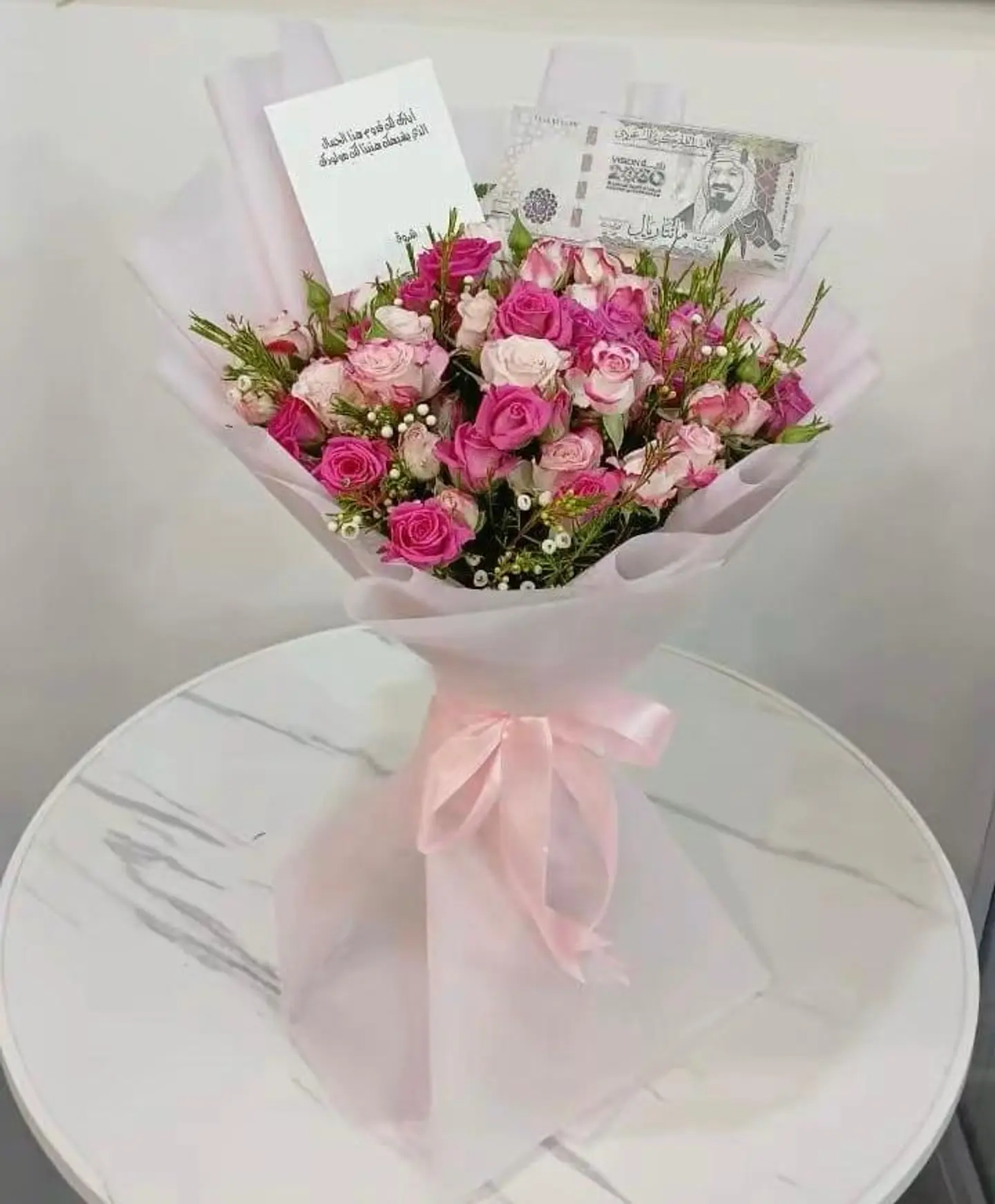 باقة الورد الأحمر بتصميم أنيق و فاخر