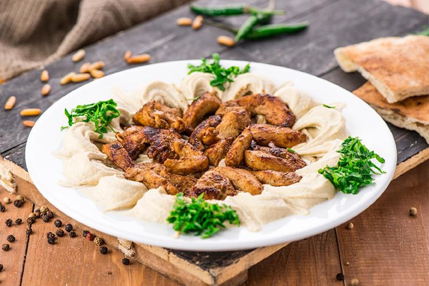 حمص دجاج بالصنوبر