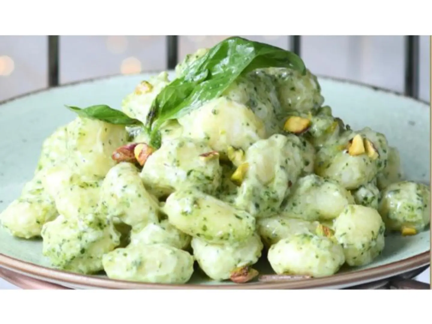 مكرونة النيوكي بصلصة البيستو