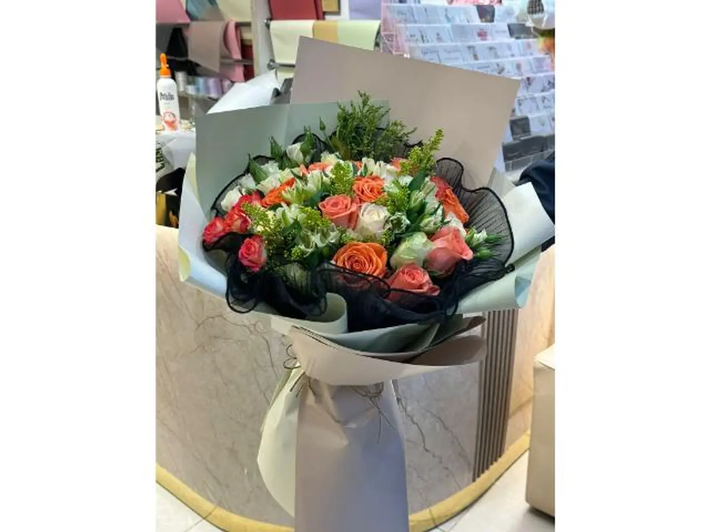 باقه اورنج مع جوري ابيض مع الإكسسوار