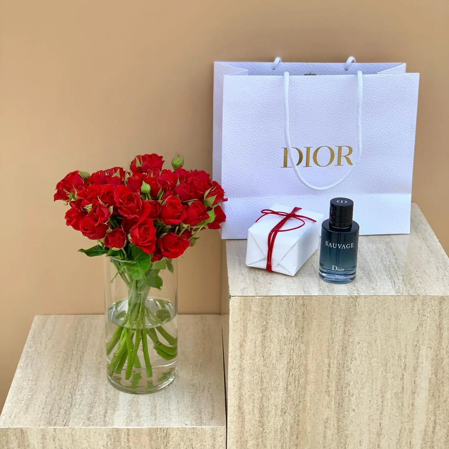 عطر سوفاج ديور الرجالي مع فازة