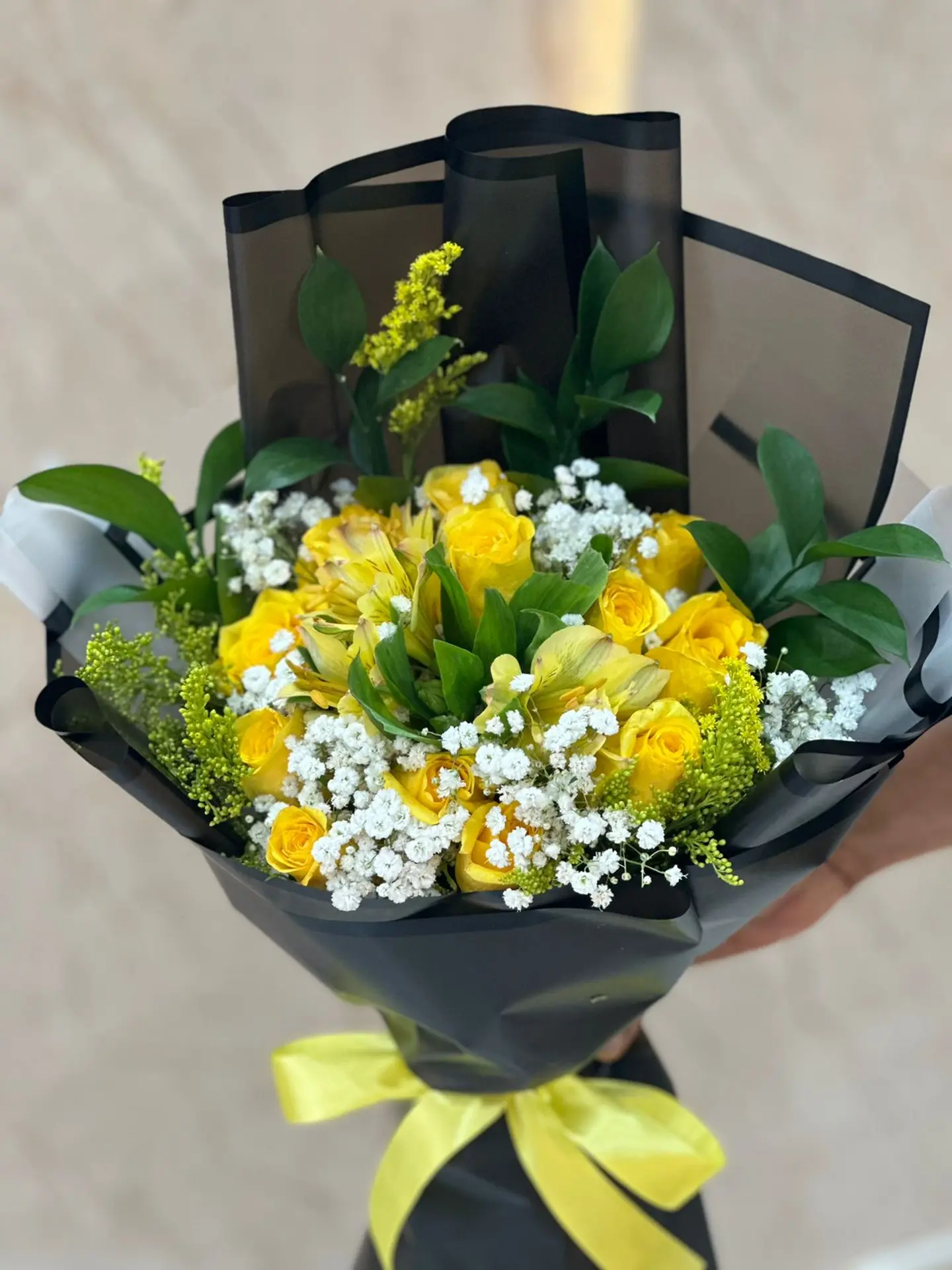باقه ورد اصفر مع اكسسوارات
