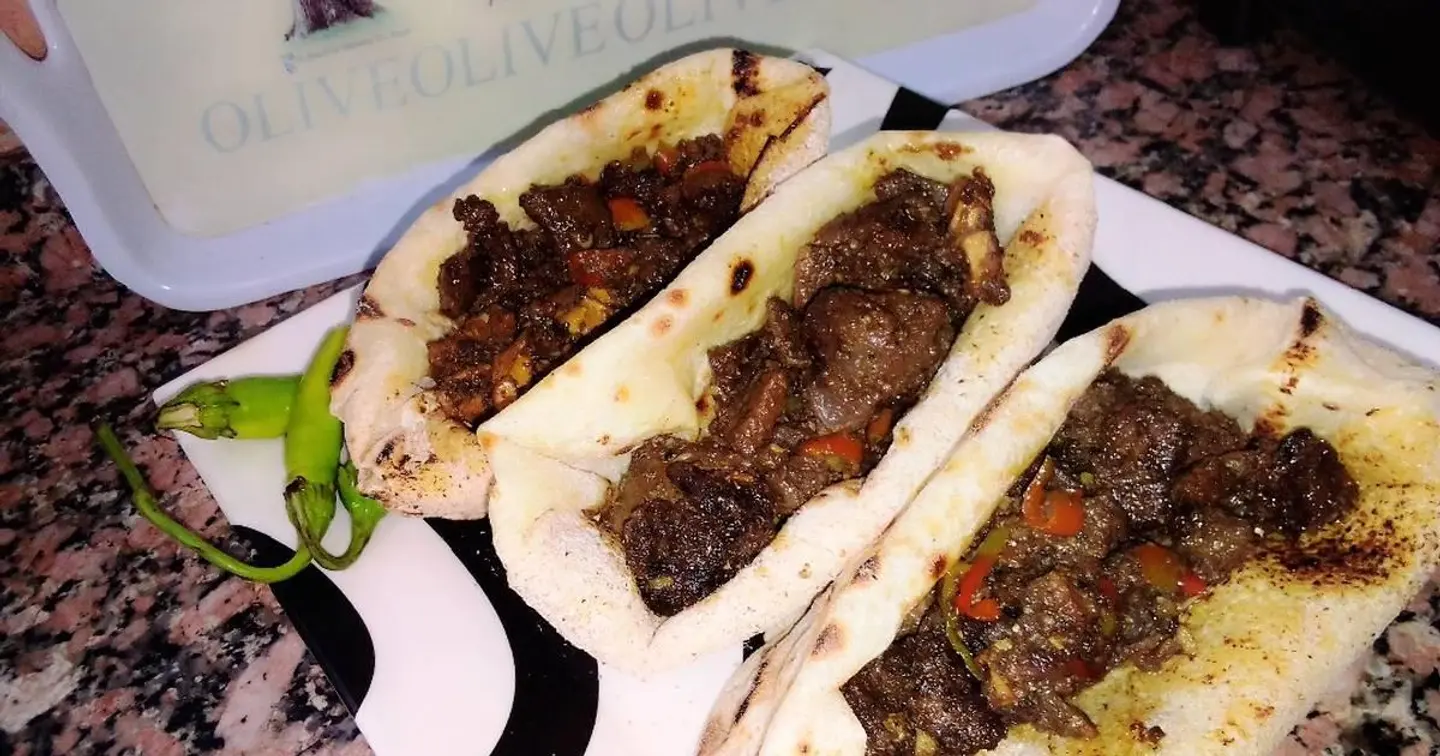 كبدة طازجة على الصاج بالخبز