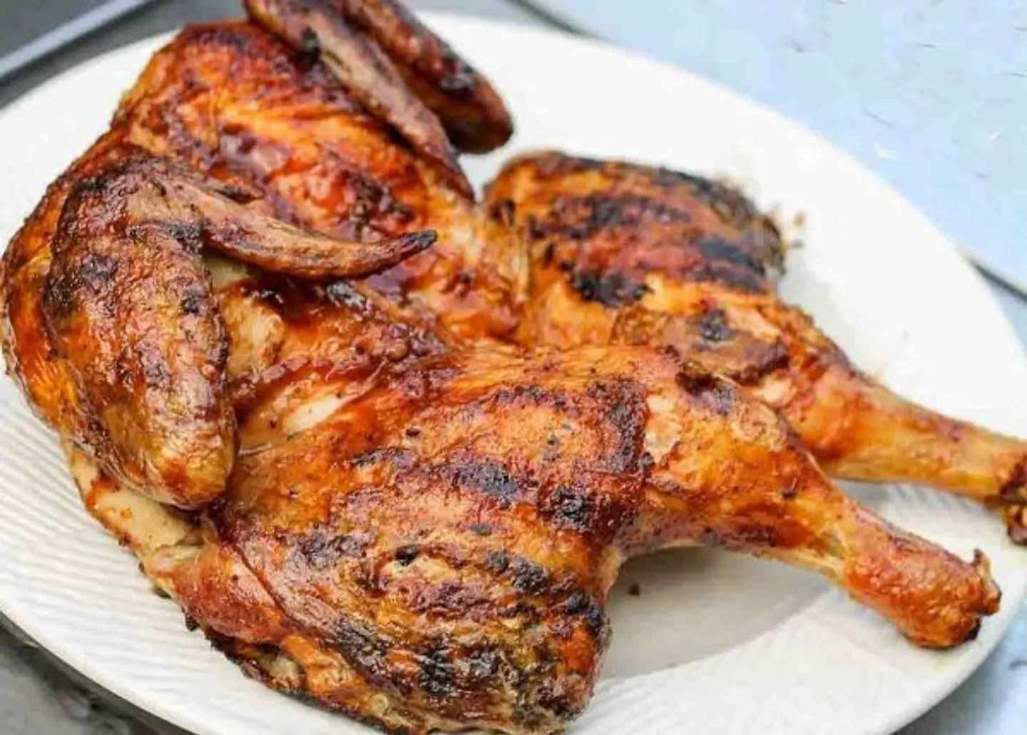 حبة دجاج كامله مشويه على الفحم