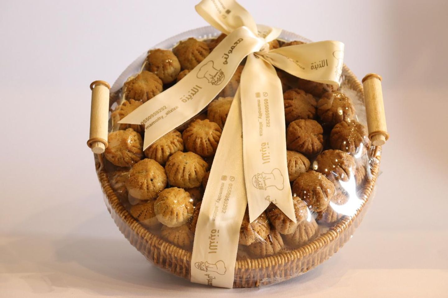 Medium Circular Ym Basket Of Special Assorted Maamoul Manqush Mix