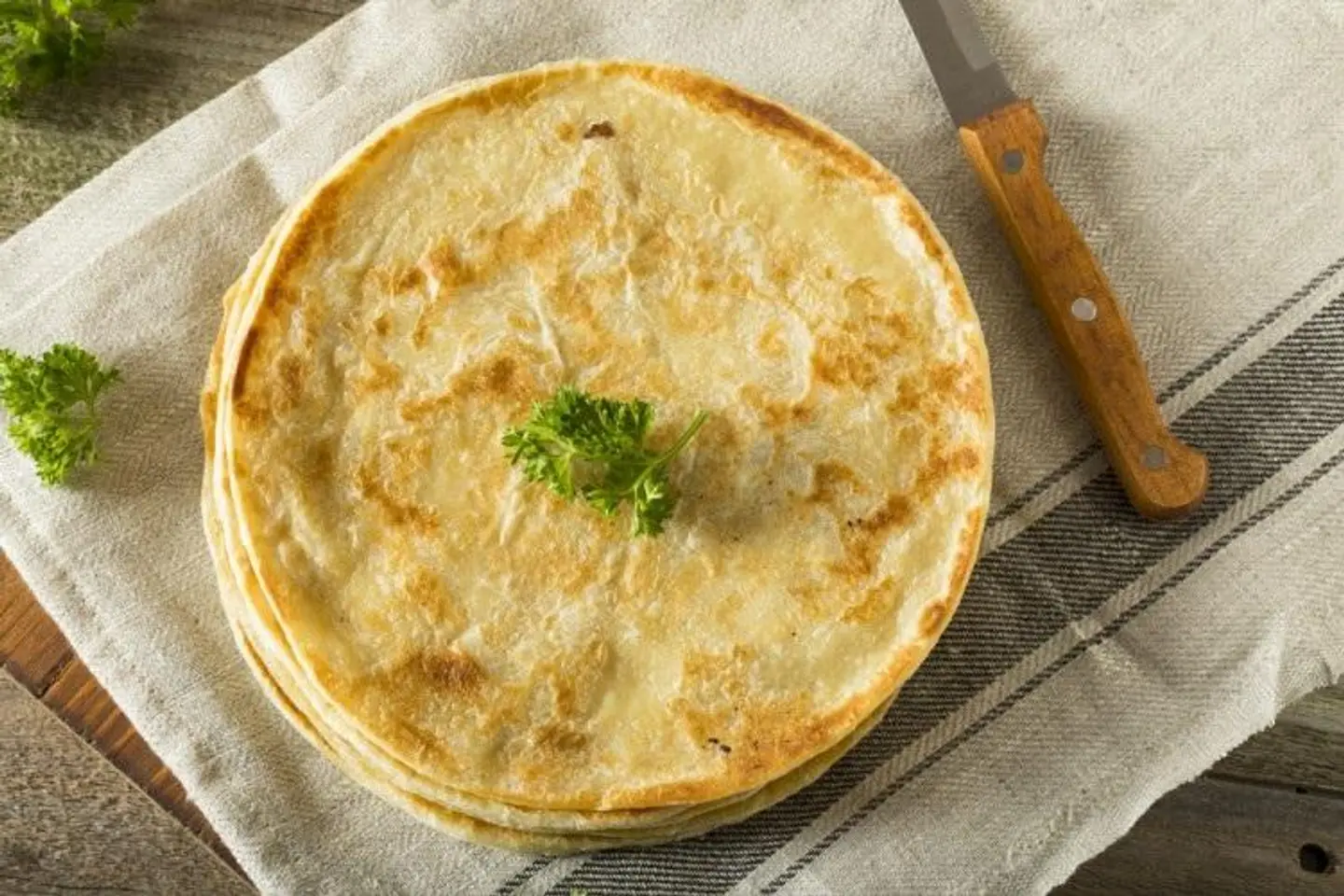 تميس بالجبنة والتمر