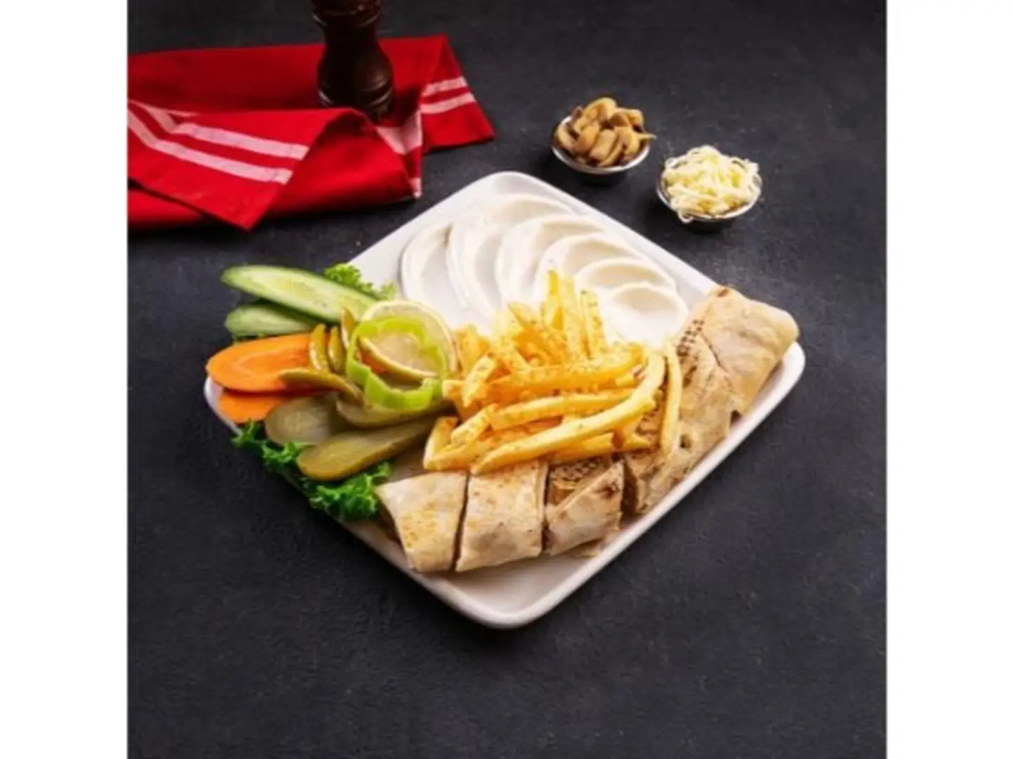 صحن شاورما عائلي بالجبنه