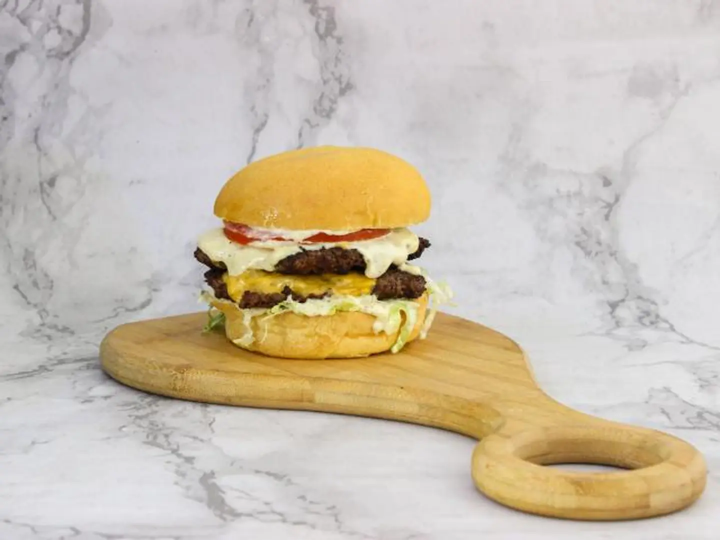 برجر لحم ضأن دبل طازج مع 2 شريحه جبن امريكي و خس امريكي و صوص متنوع