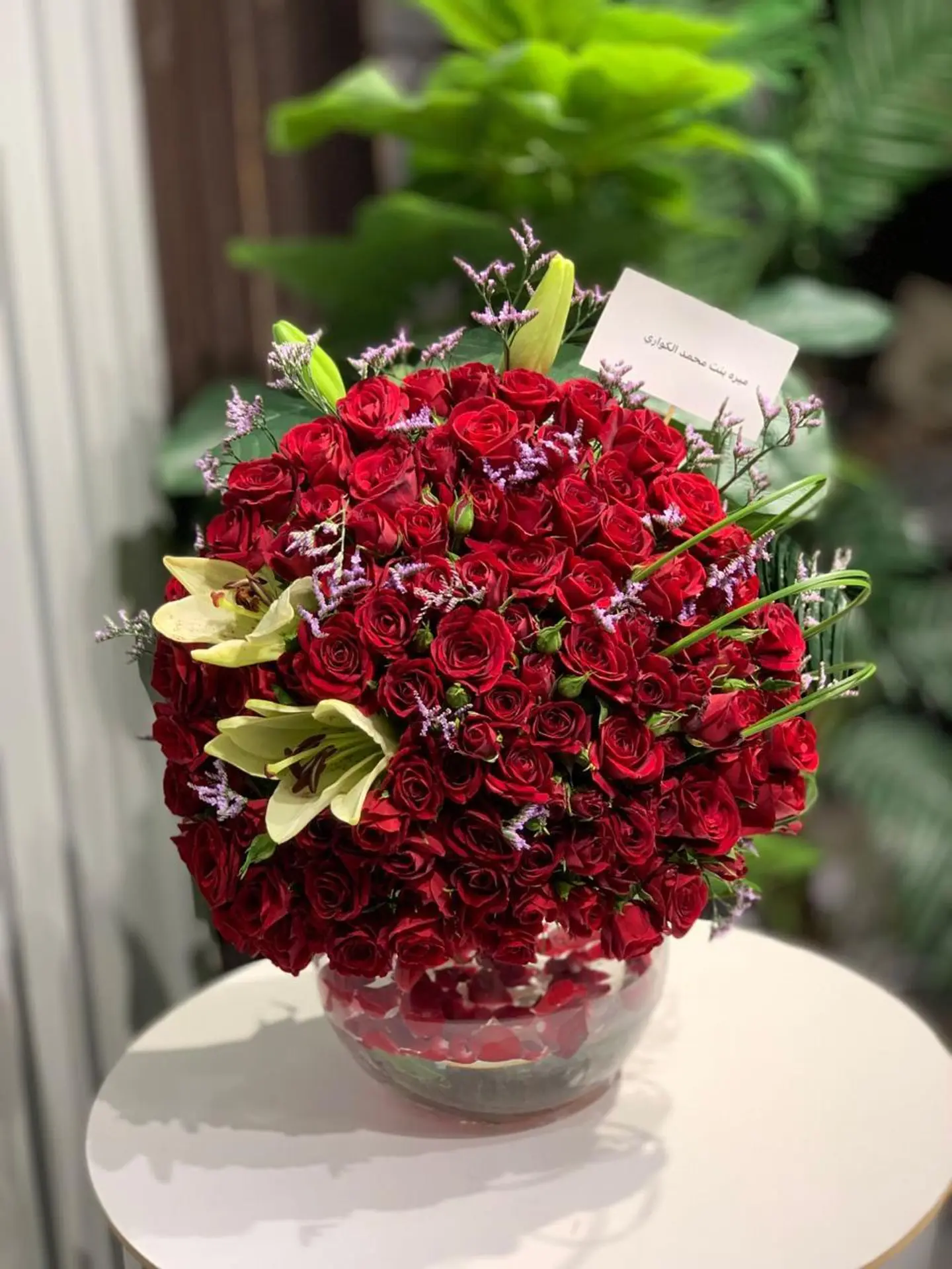 فازة الورود الحمراء