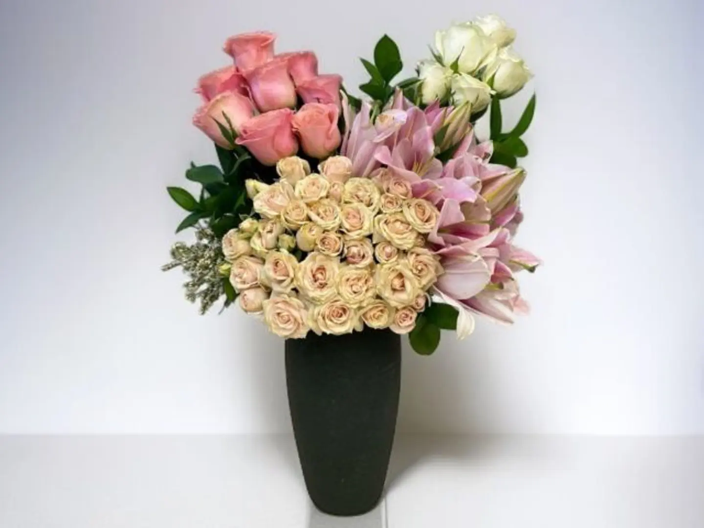 تنسيق مزهرية ورد فاخرة في وعاء