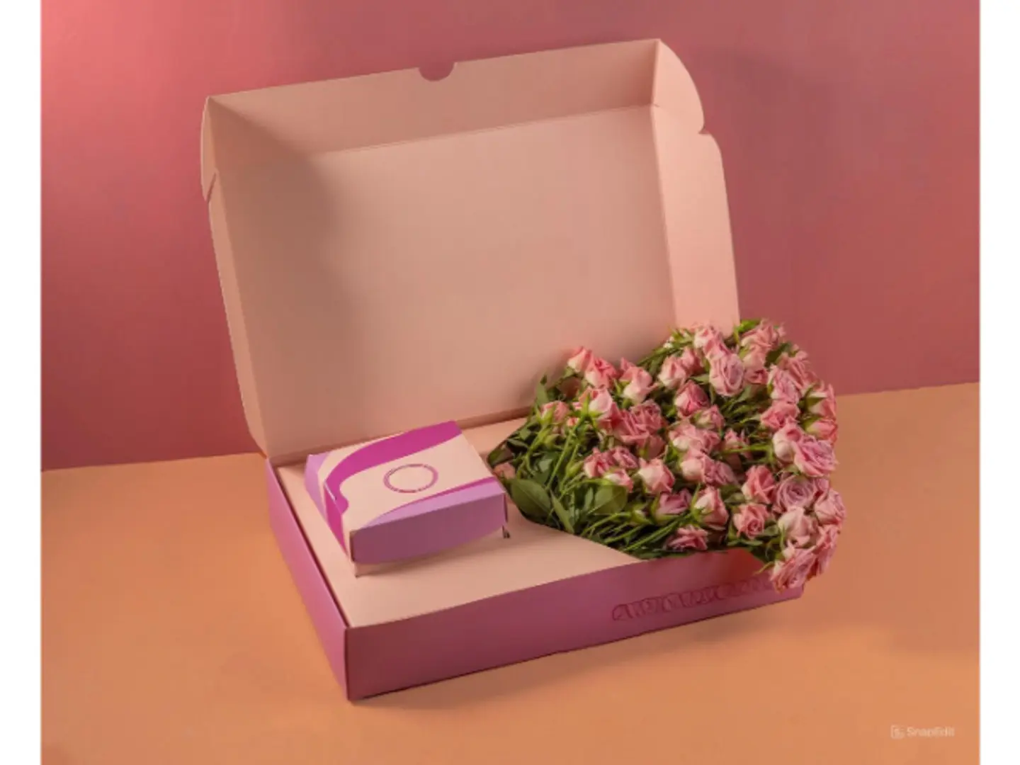 Pink Rose Box And Blueberry Cake