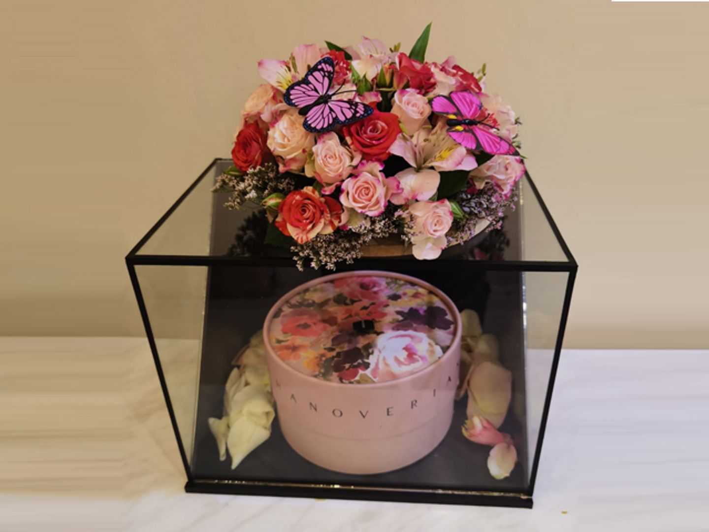 Black Box With Flowers And Hanoverian Chocolate 450 Grams