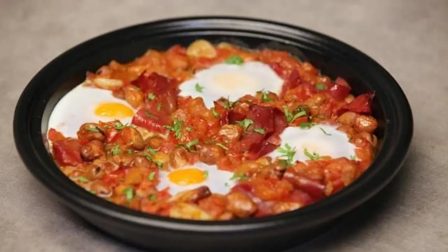 صحن فول مع بيض