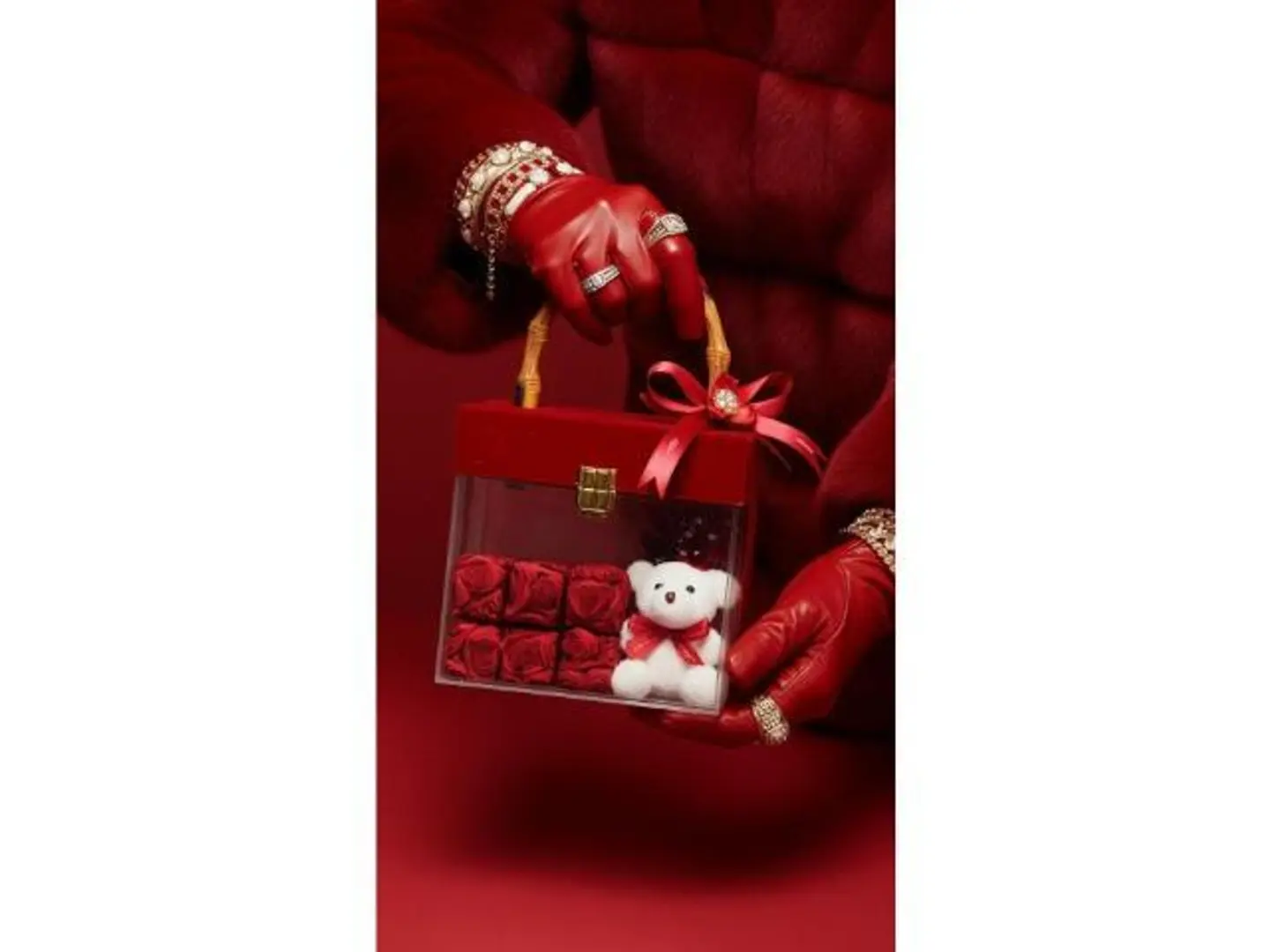 شنطة بيد يوم الحب