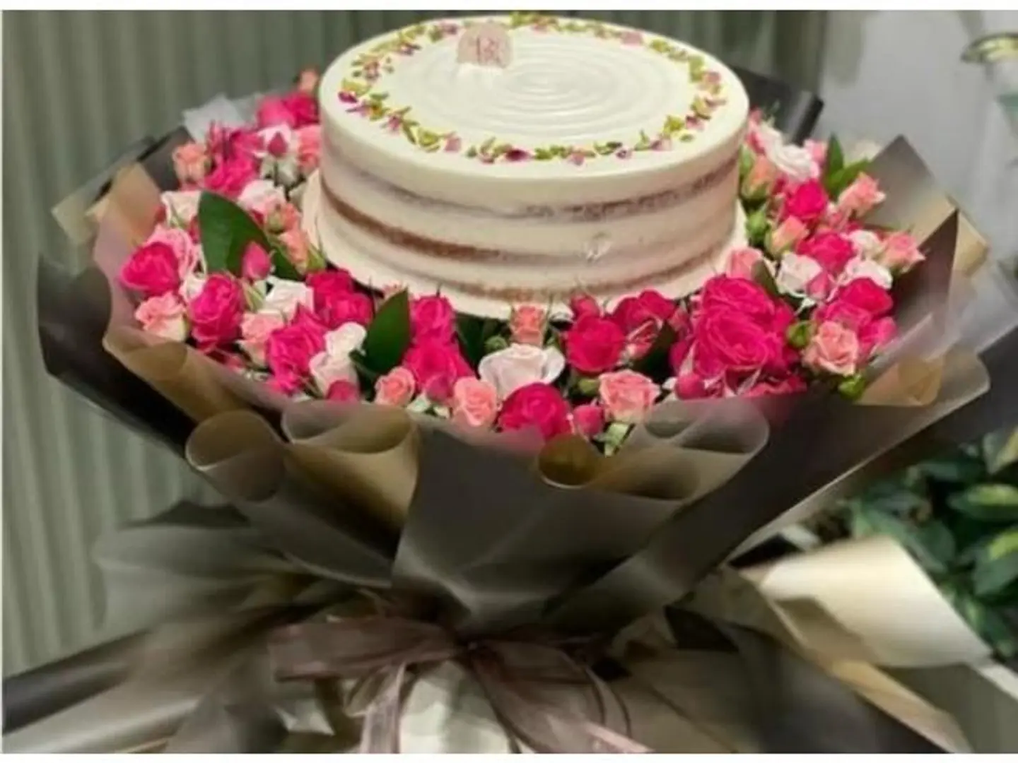 Natural Rose Bouquet With La Pasion Cake