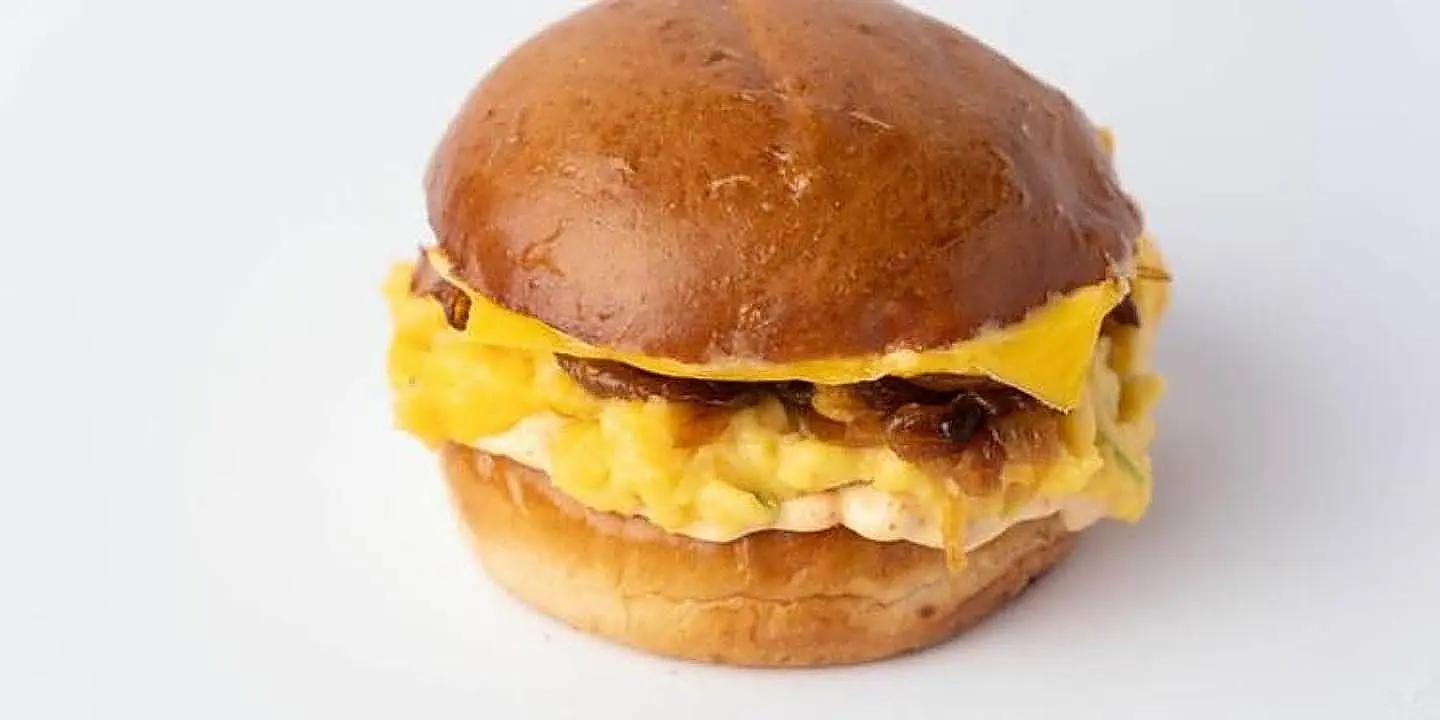 ساندوتش بيض بالجبن