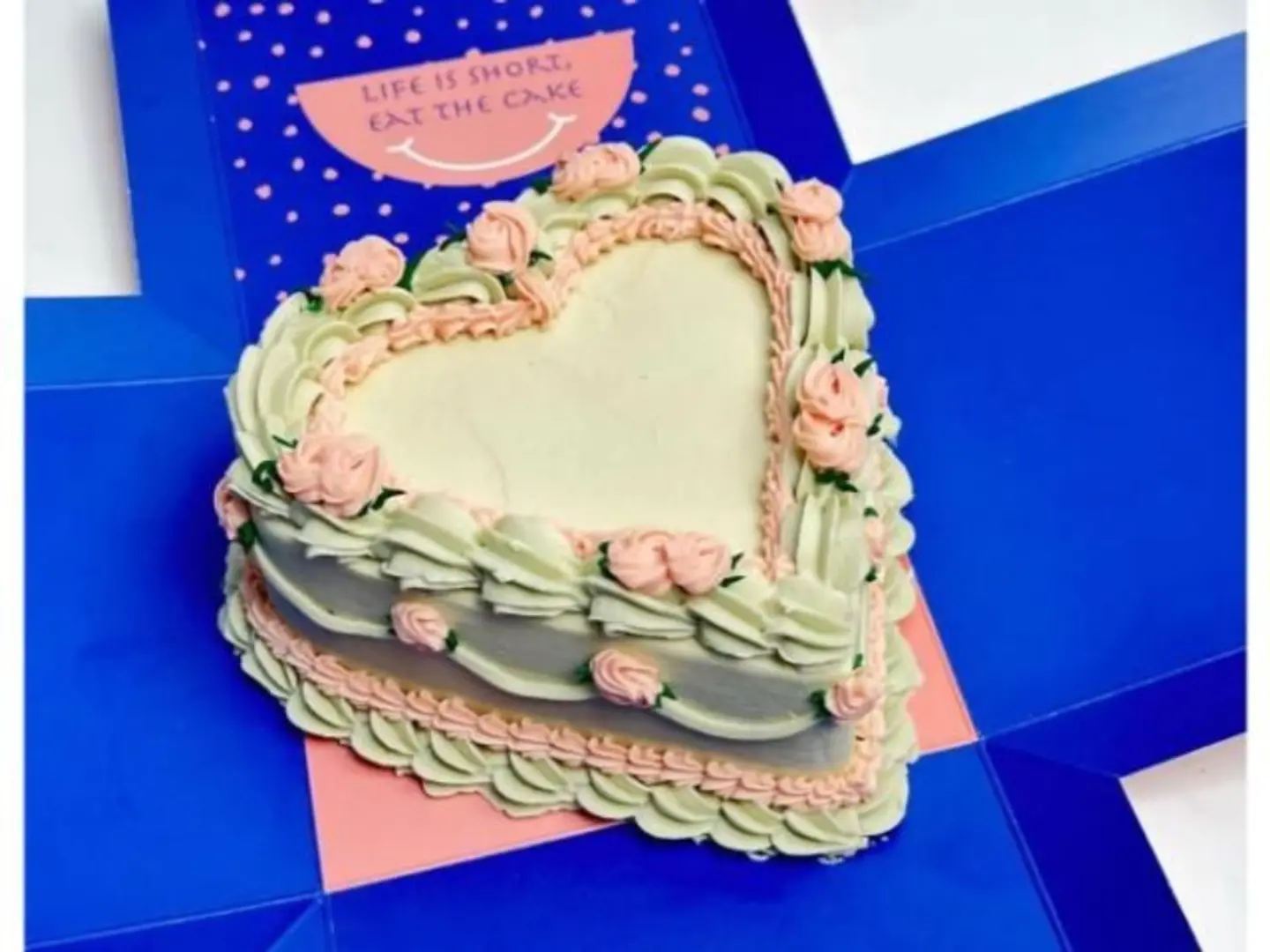 كيك القلب رمادي