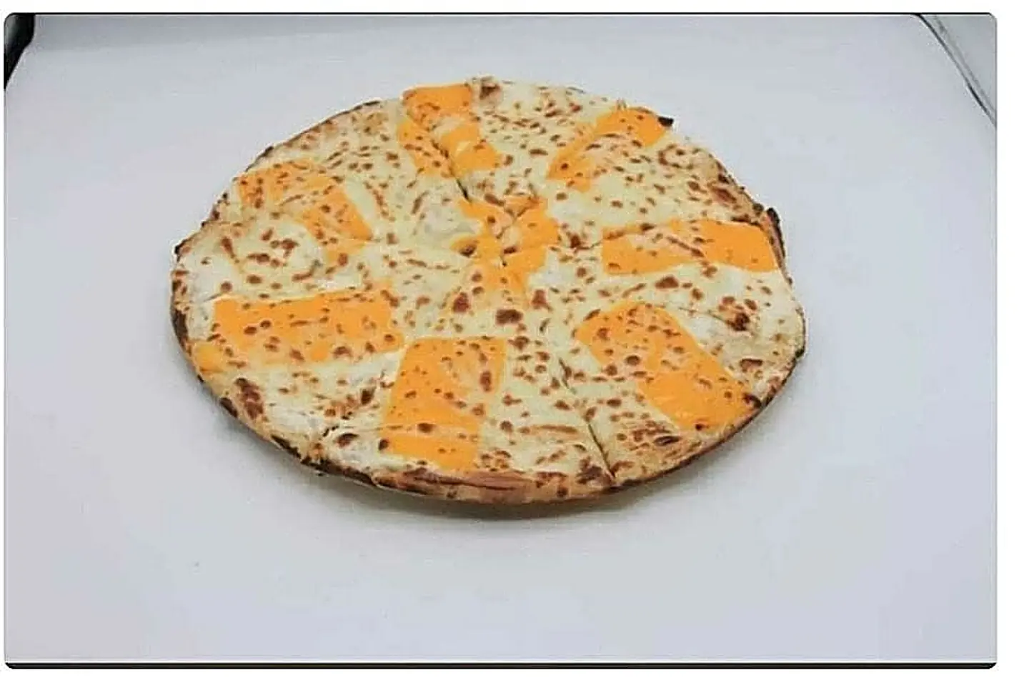 بيتزا الاجبان الثلاثة