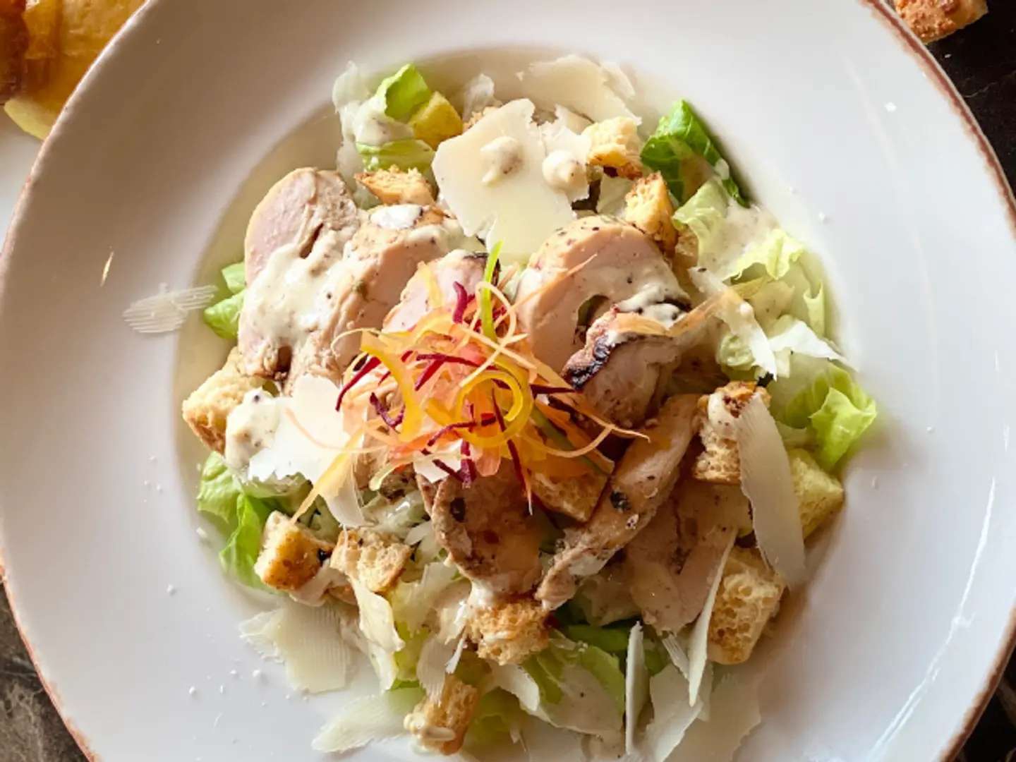 سلطة سيزر و دجاج و روبيان - خبز بالثوم