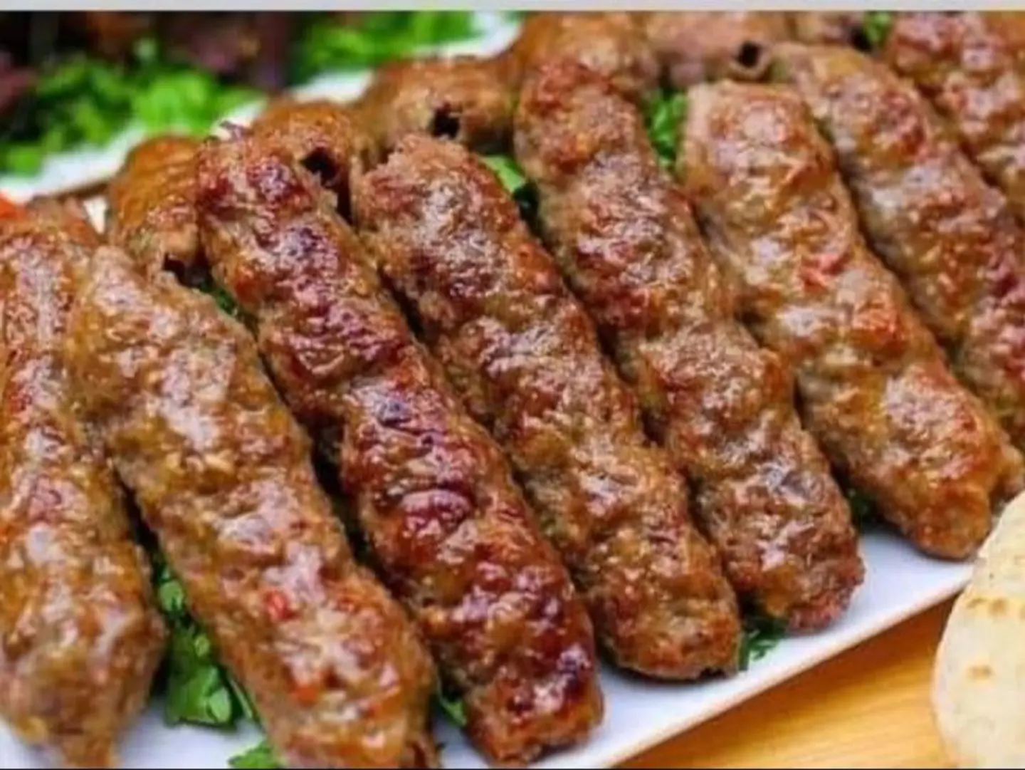 وجبة الكفتة المشوية على الفحم مع الارز والشوربة والايدام