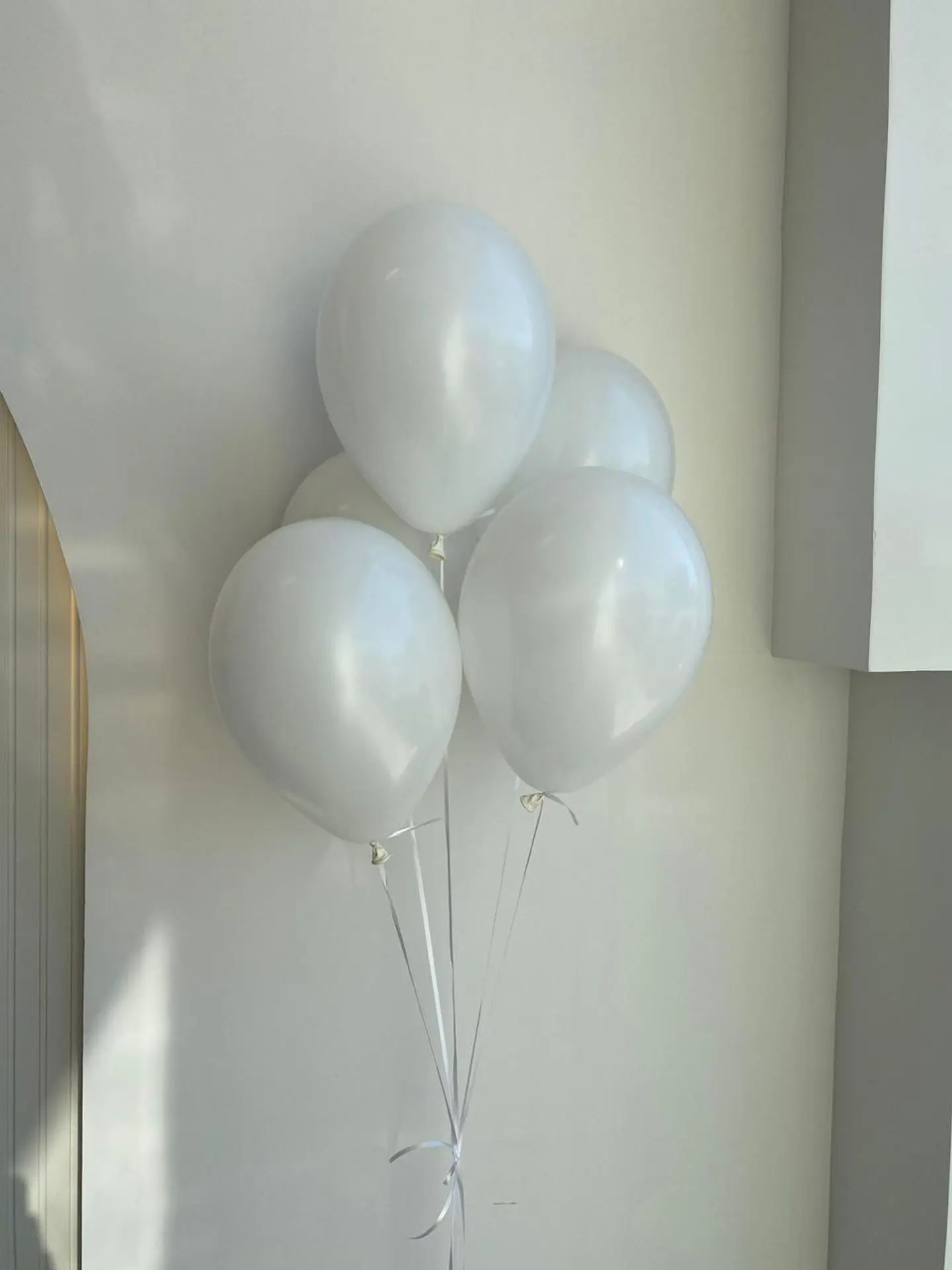 بالونات هيليوم بيضاء