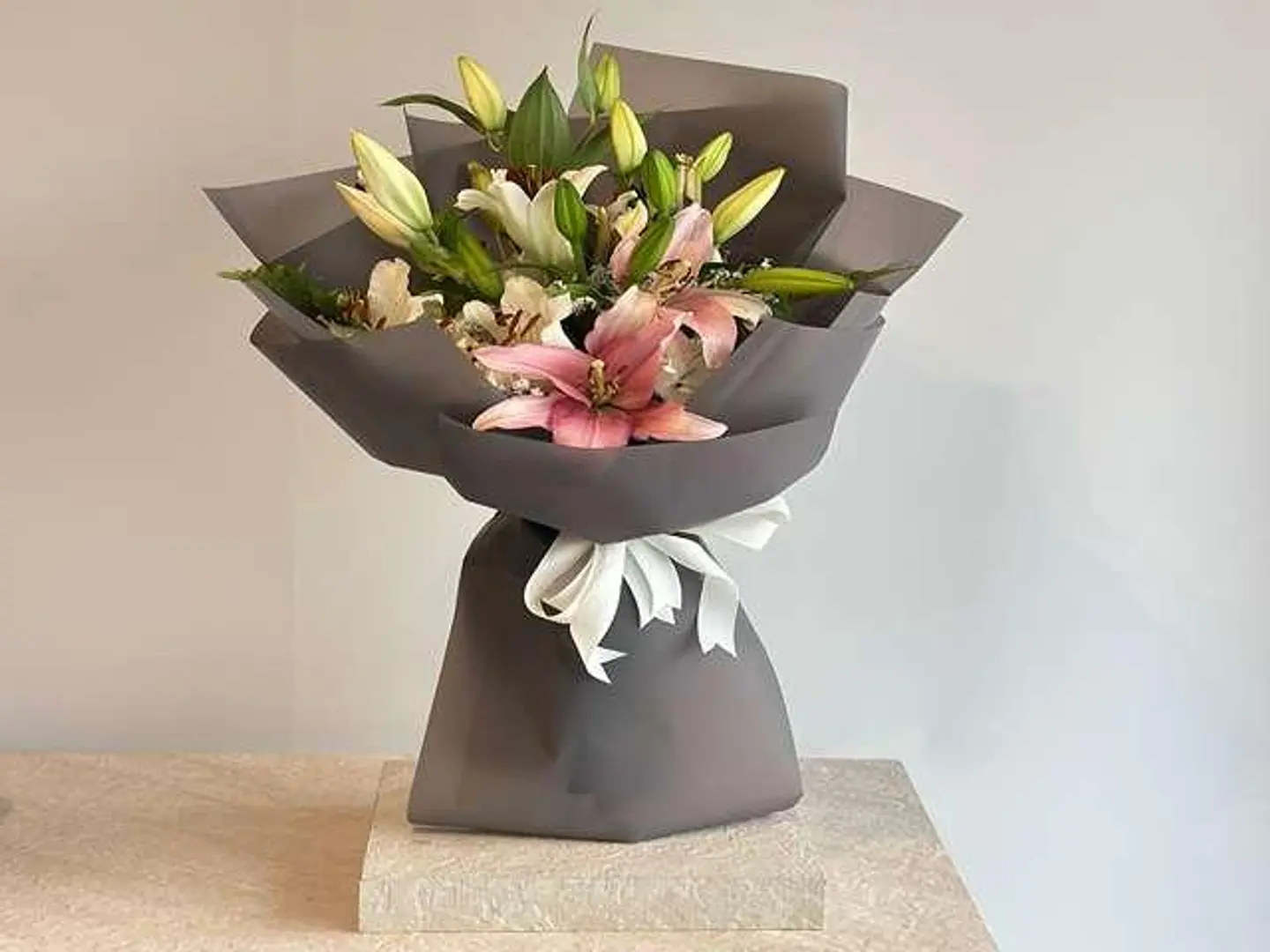 باقة أزهار الليليوم الفاخرة