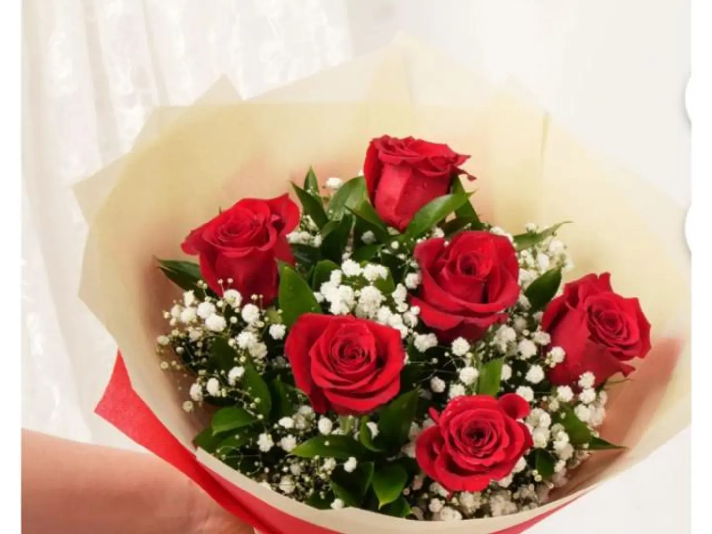 باقه ورد احمر مع اكسسوارات