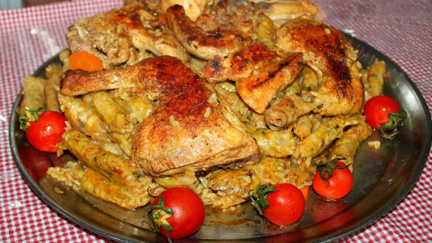 نصف دجاج محمر مع محشي كرنب