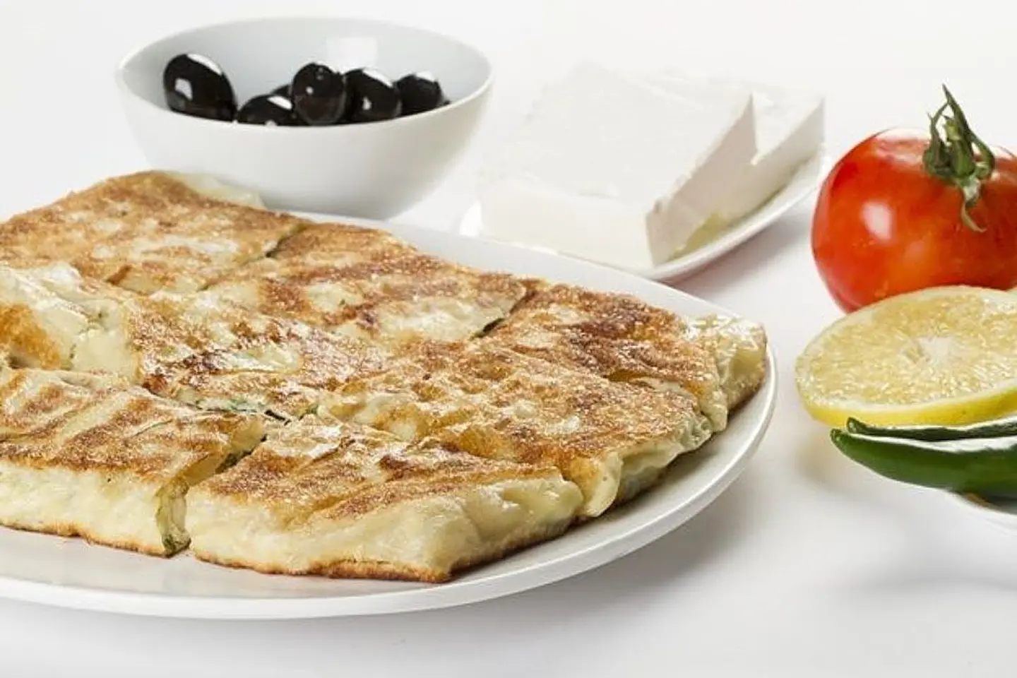 مطبق جبنة بيضاء مع شرائح الزيتون