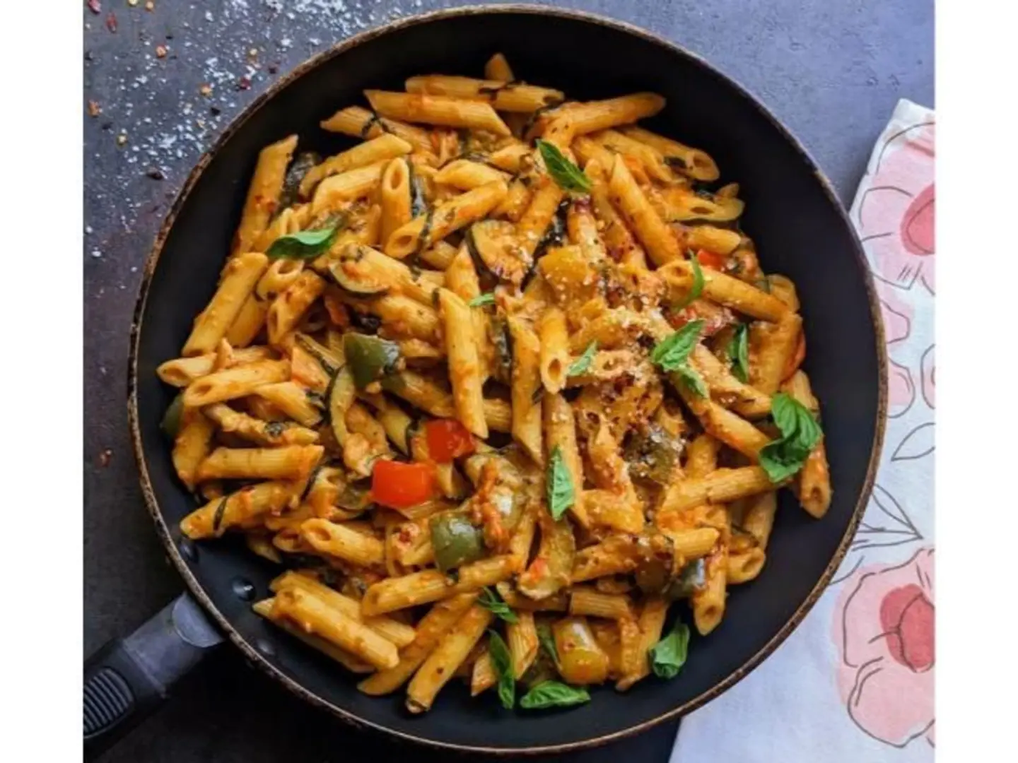 معكرونة بصلصة وردية خضار