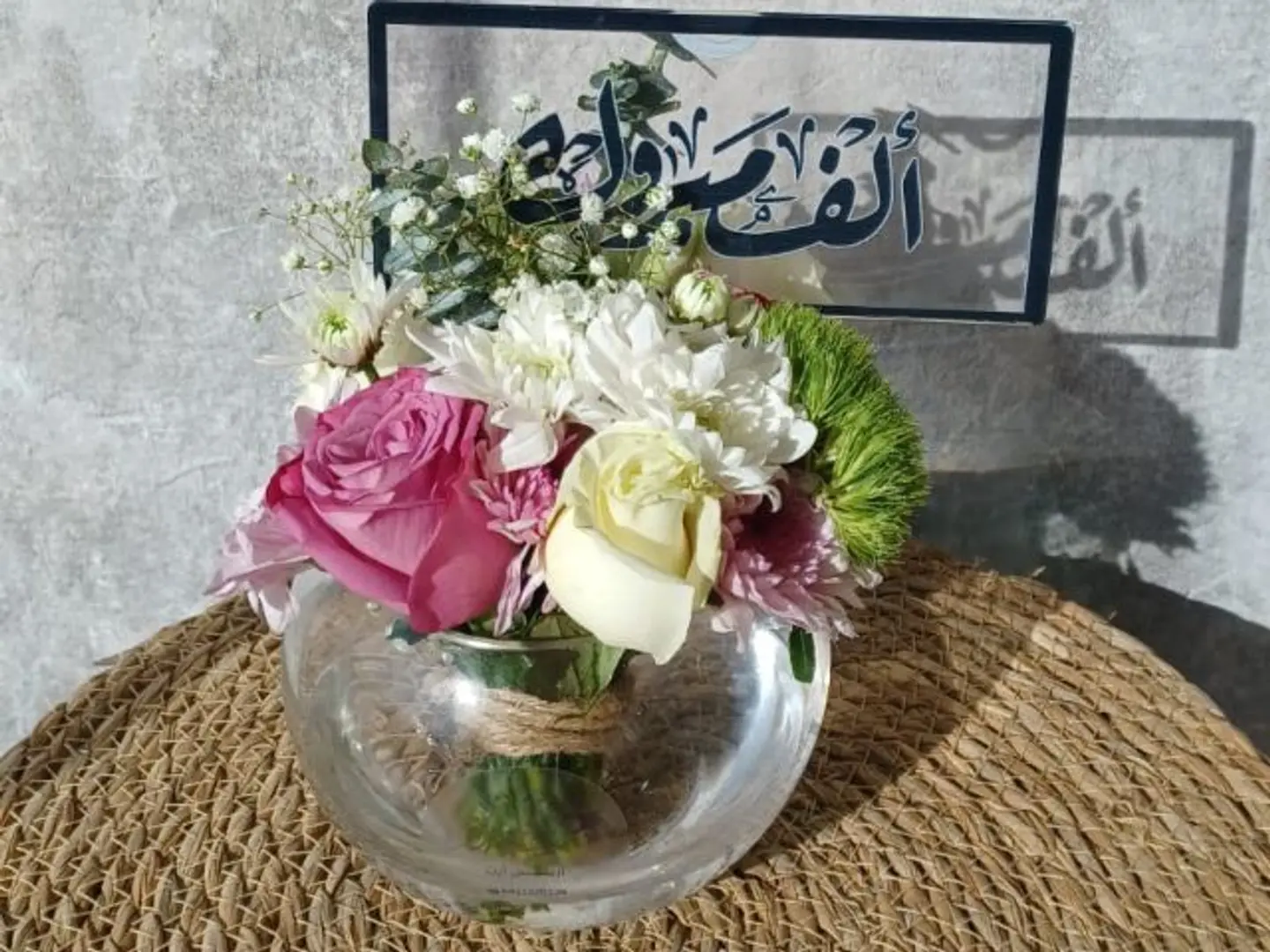 فازة ورد بظرف مبلغ مالي