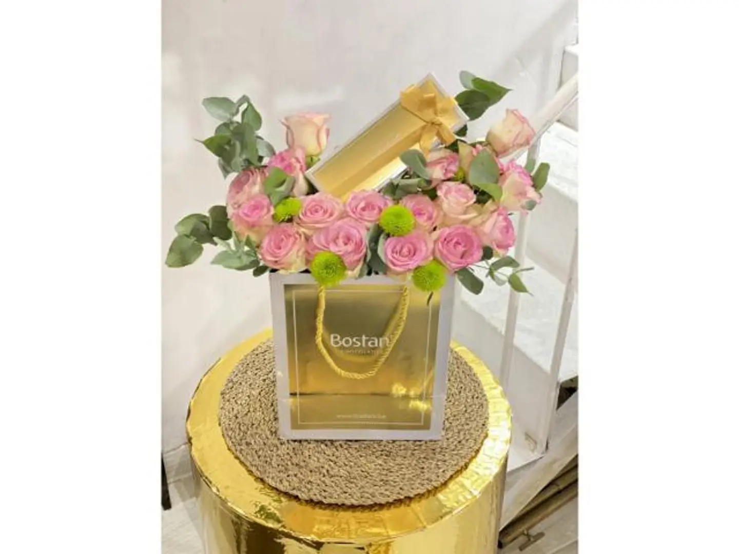 بوكس شوكلت بستاني مع الورد الطبيعي