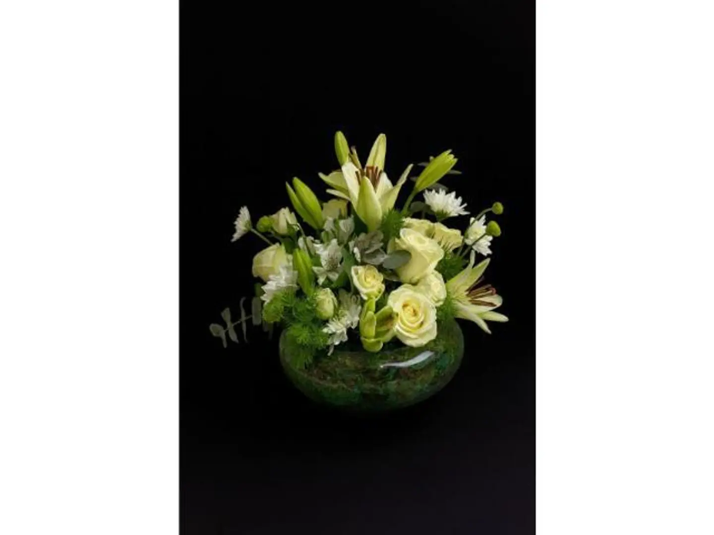 بوكيه ورد أبيض جميل مع فازة دائرية