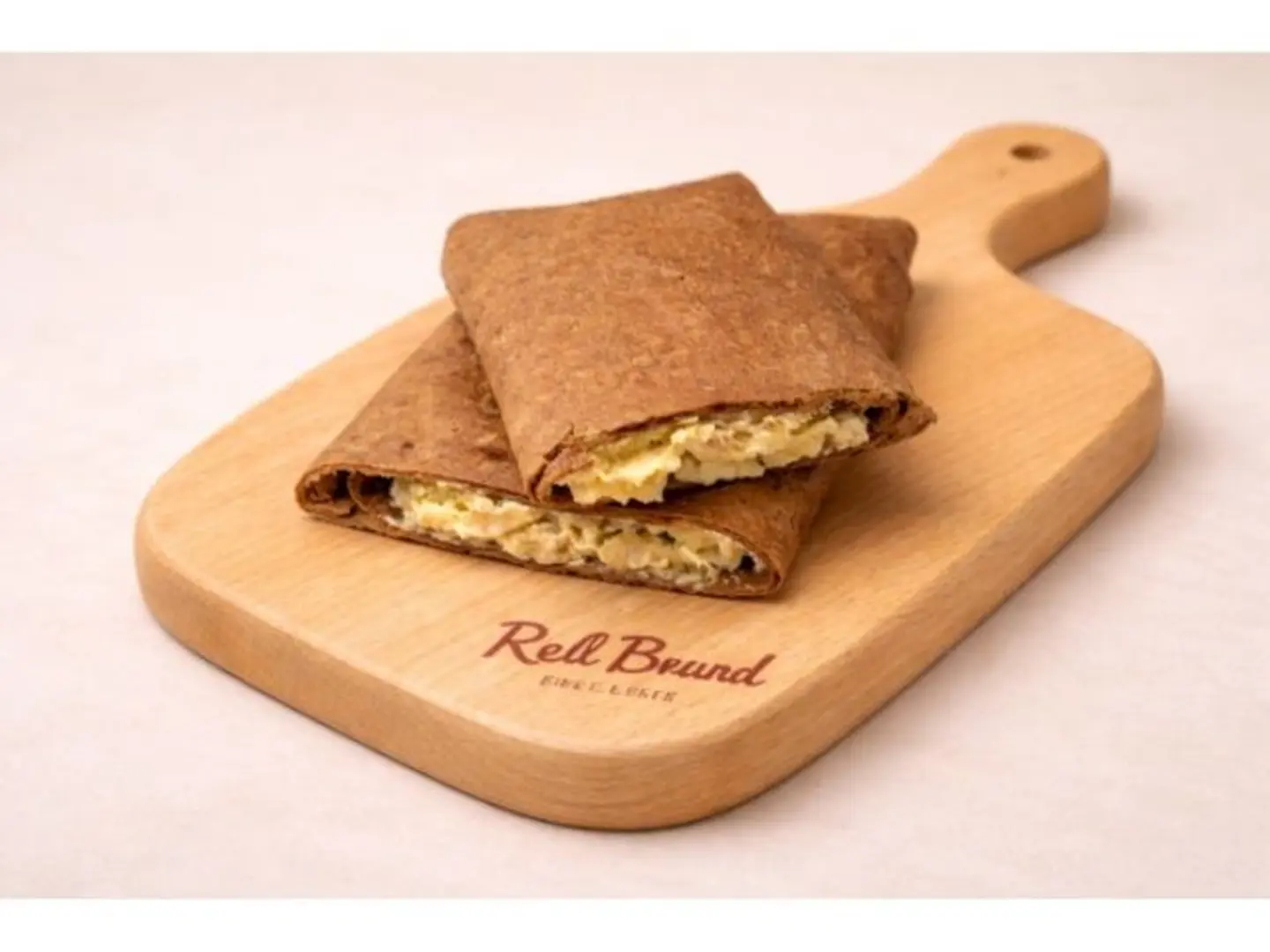 خبز أحمر بالبيض والجبن