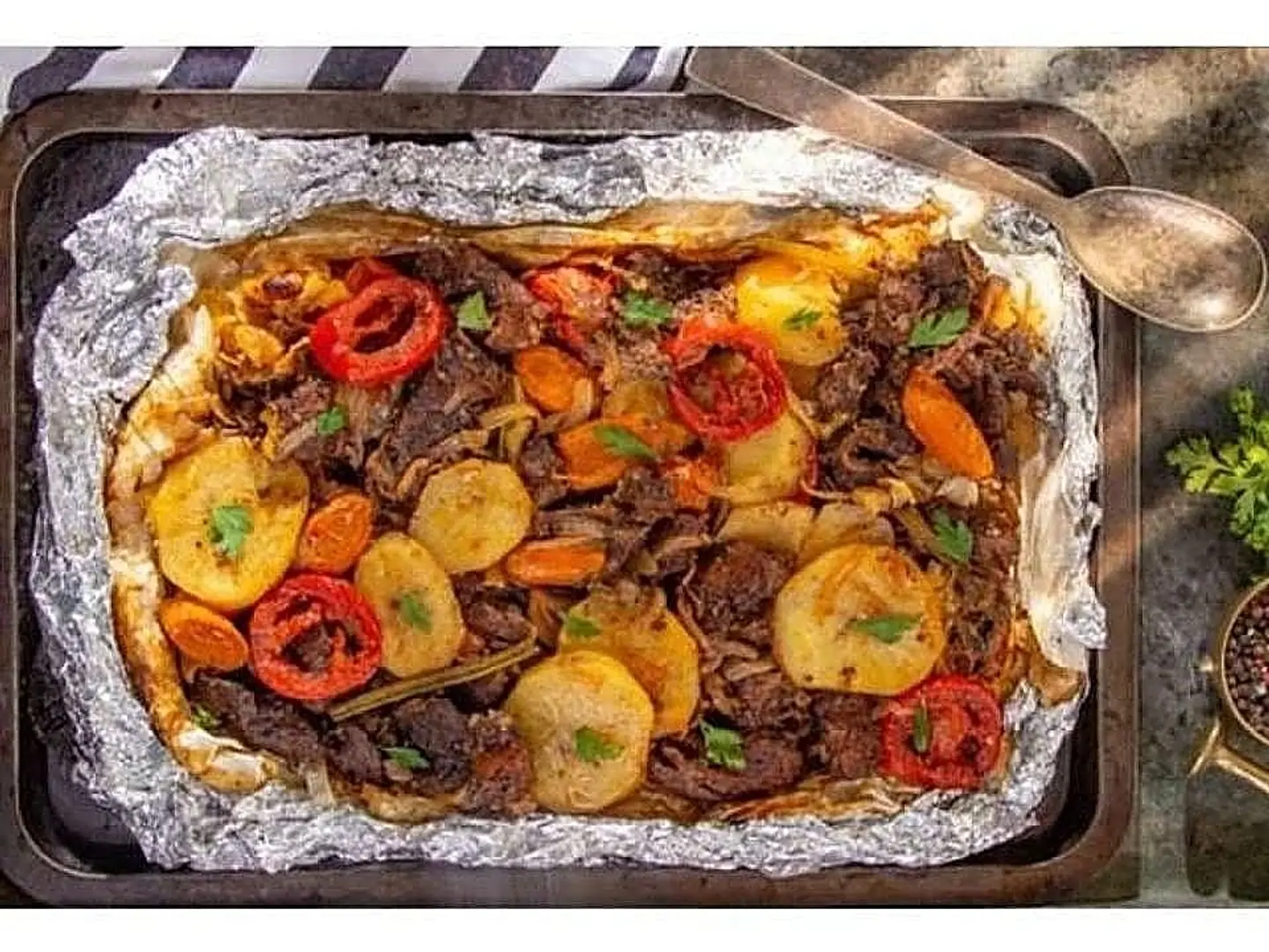 ورقة لحمة بالخضار والبصل و أرز