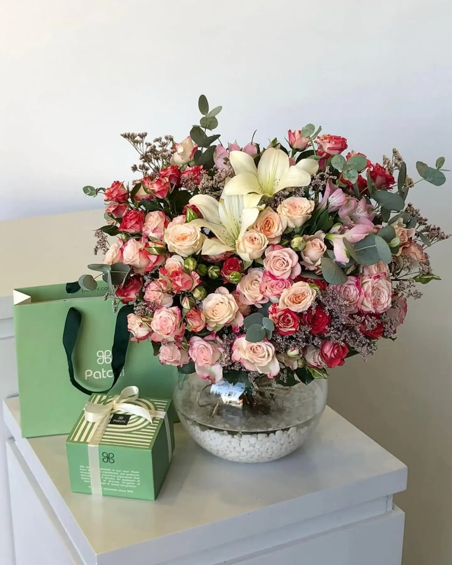 Natural Flower Vase With Patchi Chocolate 250g 96