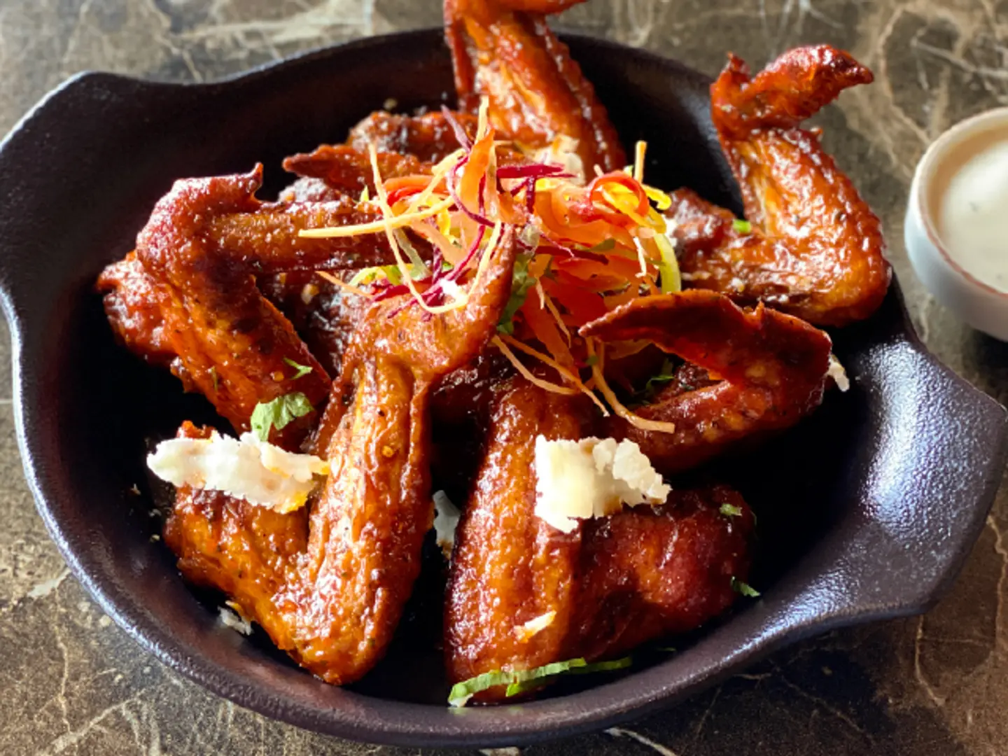 أجنحة الجاموس المدخنة - بطاطس مقلية